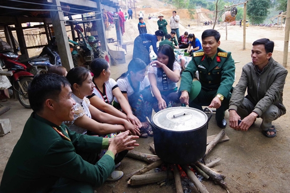 Ấm tình Quân - dân chờ bánh Chưng chín.
